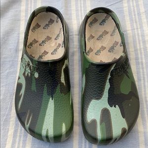 BIRKENSTOCK/ BIRKI’S clogs.